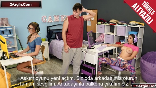 Oyuncu sevgilisi oyundan kalkmayınca mola veren ev arkadaşıyla seks oyunu açtı